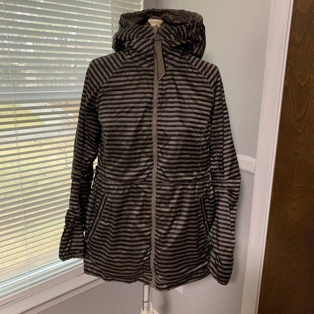 Sz 6 Lululemon Rain for Daze reversible jacket